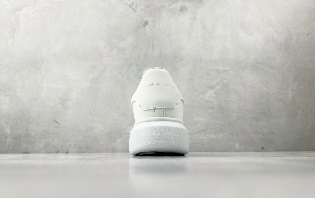 OVERSIZED LEATHER SNEAKER