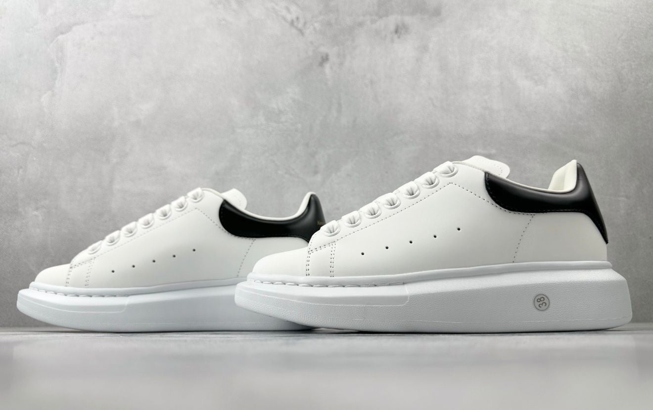 OVERSIZED LEATHER SNEAKER