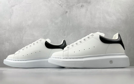 OVERSIZED LEATHER SNEAKER