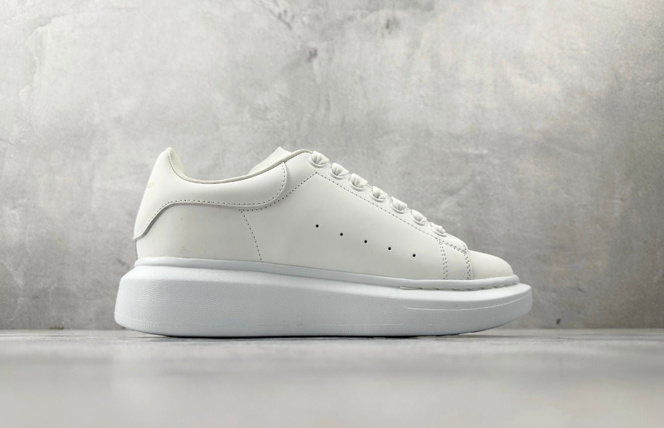 OVERSIZED LEATHER SNEAKER