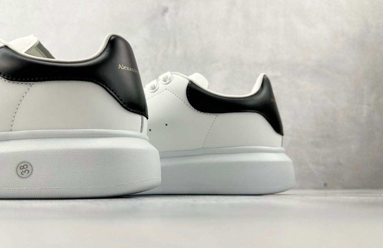 OVERSIZED LEATHER SNEAKER